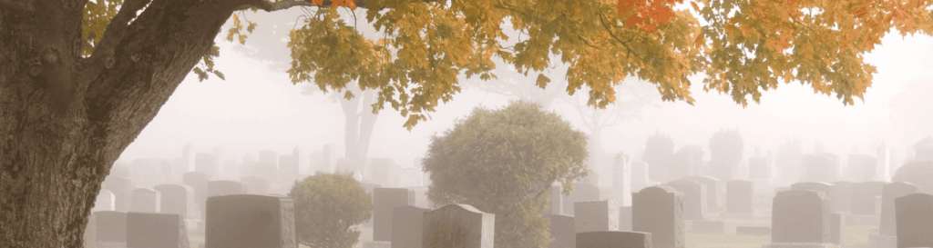 Herbstlicher Friedhof mit goldgelbem Laubbaum und Grabsteinen im Nebel – Symbol für Erinnerung, Vergänglichkeit und Hoffnung.